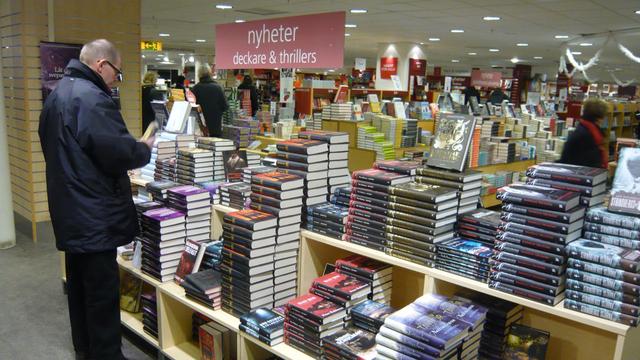 Les rayonnages des librairies suédoises croulent sous la production des auteurs locaux. [Frédéric Faux]