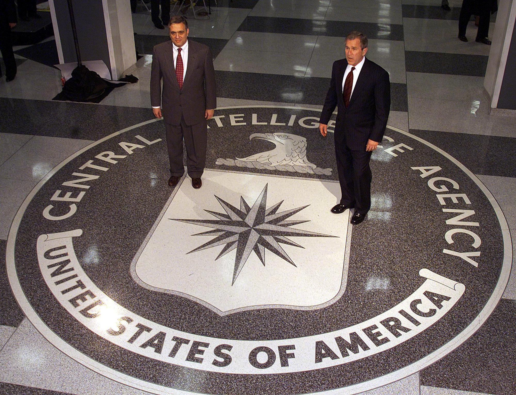 George W.Bush et le directeur de la CIA George Tenet au quartier général de la CIA à Langley, en Virginie. [Luke Frazza]