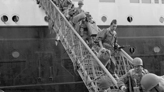 Des soldats français débarquent à Alger le 9 juin 1956.