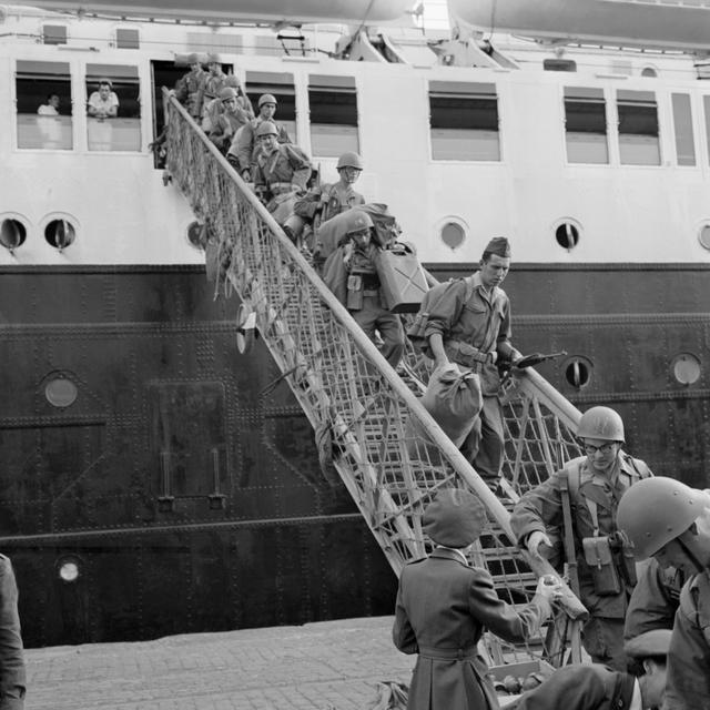 Des soldats français débarquent à Alger le 9 juin 1956.