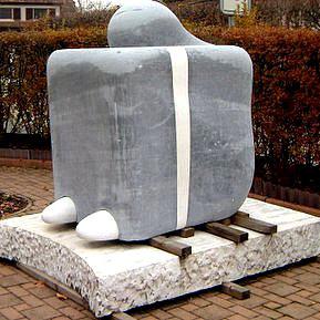 L"Uomo Cubo" marbre de Marino di Prospero offert par la Commune de Minucciano-Toscane à la Fondation "Le cube de verre" à Arzier. [lecubedeverre.ch]
