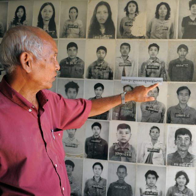 Un survivant du régime des Khmers rouges visite le musée de Tuol Slengd à Phnom Penh en 2012. [TANG CHHIN SOTHY]