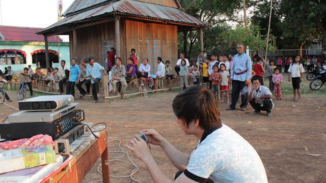 Une des projections itinérantes permettant aux habitants des provinces de comprendre les enjeux des procès des Khmers rouges. [Carole Vann]