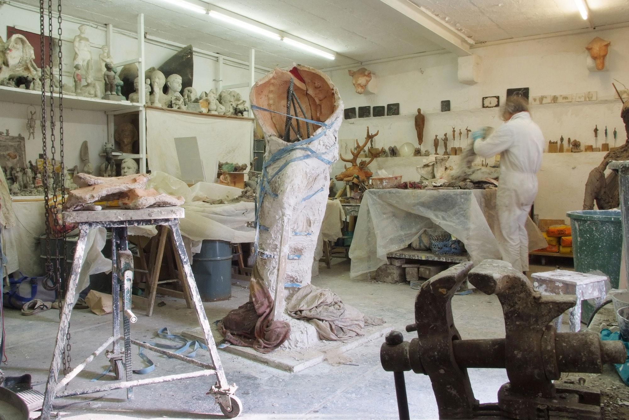 L'artiste Nikola Zaric dans son atelier. [Julie Langenegger Lachance et Zaric]