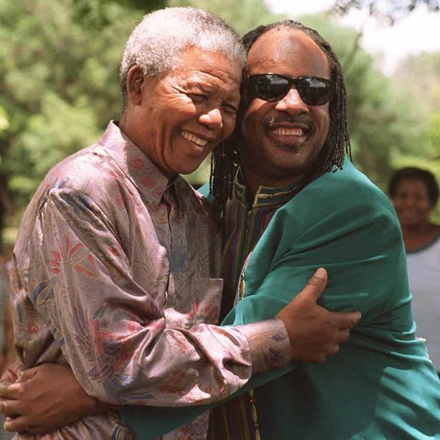 Nelson Mandela remercie Stevie Wonder pour son engagement contre l'apartheid, le 6 février 1996 à Pretoria. [Water Dhladhla]