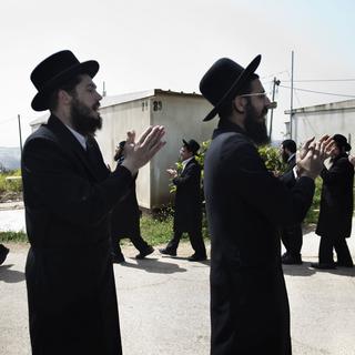 Groupe d'ultra orthodoxes en prière près de Tel Zion, le 26 mars 2012. [Menahem Kahana]