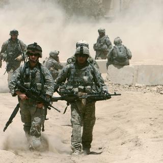 Des soldats américains devant leur de base de Bakouba en Irak en 2007. [Goran Tomasevic]