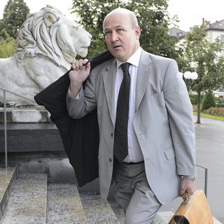 Le procureur général du Canton de Vaud Eric Cottier arrive au Tribunal Criminel de Montbenon pour le procès du tireur de Montbenon, lundi 11 juin 2012 [Laurent Gillieron]