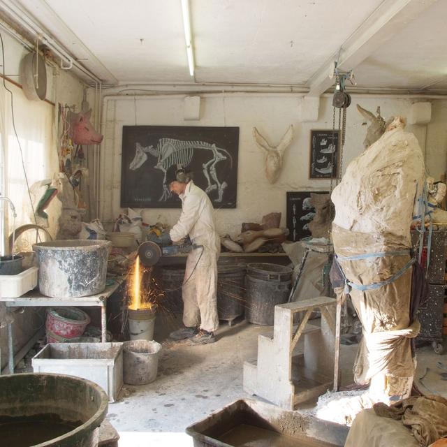 L'artiste Nikola Zaric dans son atelier. [Julie Langenegger Lachance et Zaric]