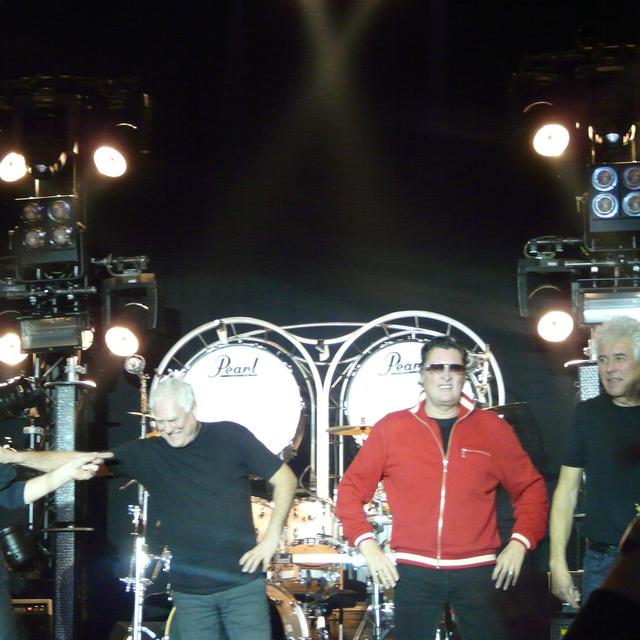 Le groupe de rock Golden Earring sur scène lors de leur concert à Kerkrade 19.12.2009. [CC BY (Wikipédia) - Corné Henri Bibo]