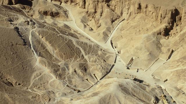 Vue aérienne de la Vallée des rois, avec les entrées de plusieurs tombeaux. [TIPS / Photononstop / AFP - Guido Alberto Rossi]