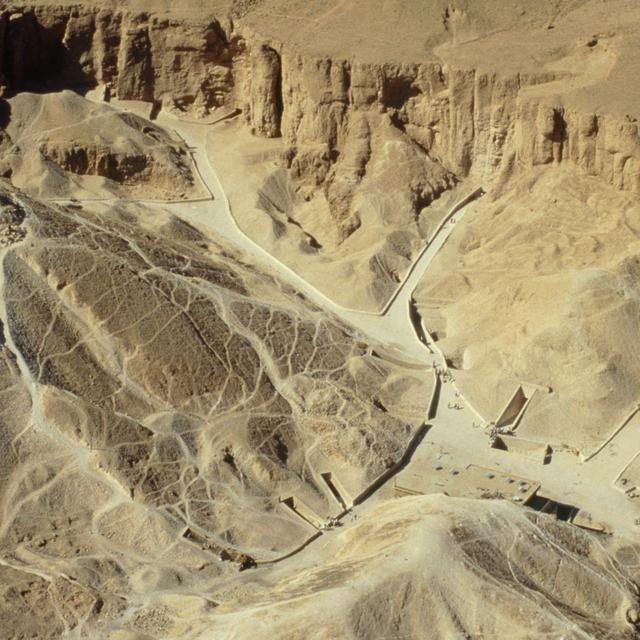 Vue aérienne de la Vallée des rois, avec les entrées de plusieurs tombeaux. [TIPS / Photononstop / AFP - Guido Alberto Rossi]