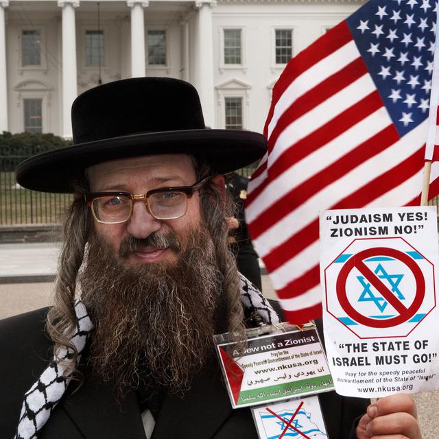 Le rabbin Yisroel Dovid Weiss manifeste contre la politique sioniste de Benjamin Netanyahu, le 5 mars 2012 devant la Maison blanche. [Paul J.Richards]