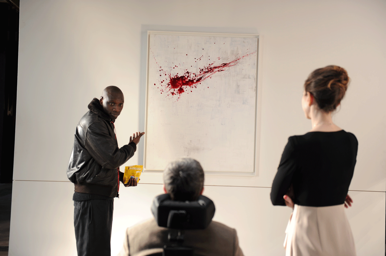 Driss (Omar Sy), face à une toile d'art contemporain, dans le film "Intouchables" d'Eric Toledano et Olivier Nakache. [Photo12/AFP]