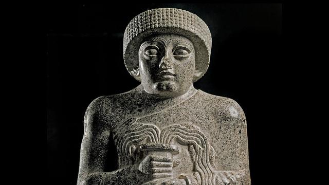 Art sumérien : Statue de Gudea, prince de Lagash dite "au vase jaillissant" et dédiée a la déesse Geshtinanna. Paris, Musée du Louvre. [Luisa Ricciarini/Leemage]