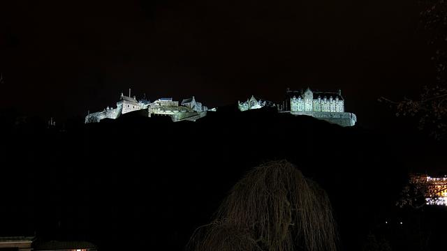 Le château d'Edimbourg (Ecosse). [CC BY (Wikipédia) - Velvet]