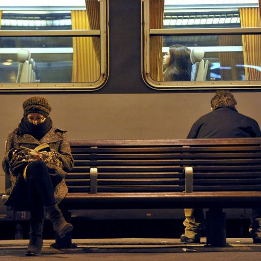 Marc Giouse s’est assis en gare de Lausanne avec des voyageurs en transit ou avec des curieux en attente. [AFP - ALAIN JOCARD]