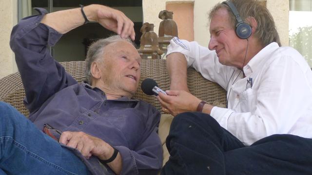 Jean-Louis Trintignant chez lui en compagnie de Patrick Ferla. [Patrick Ferla]