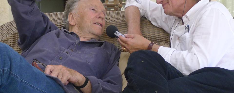 Jean-Louis Trintignant chez lui en compagnie de Patrick Ferla. [Patrick Ferla]