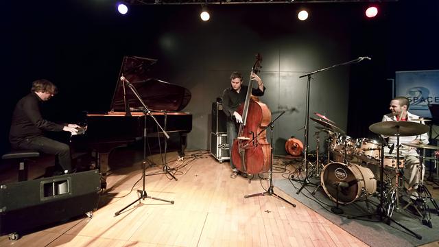 Le Marc Perrenoud Trio: Marc Perrenoud (piano), Marco Müller (contrebasse) et Cyril Regamey (batterie). Une puissance et une joie de jouer rares qui ont plus que conquis le public. [Alexandre Chatton]
