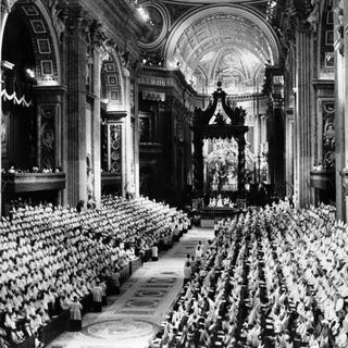 Réunion des évèques à la Basilique St Pierre, le 8 décembre 1962, à la fin de la première session de Vatican II.