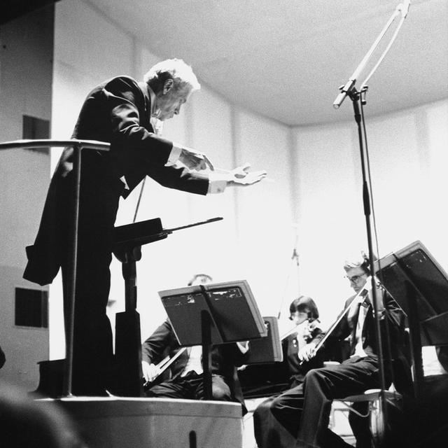 Victor Desarzens dirigeant son orchestre. [OCL-archives Ville de Lausanne]
