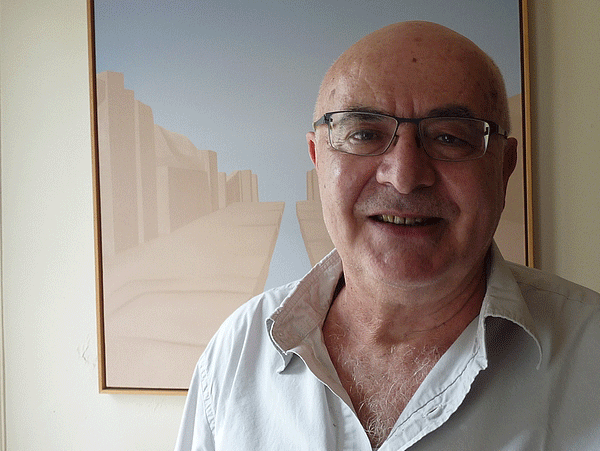 Laurent Wolf, journaliste et peintre-dessinateur, photographié dans son atelier en septembre 2012. [Charles Sigel]