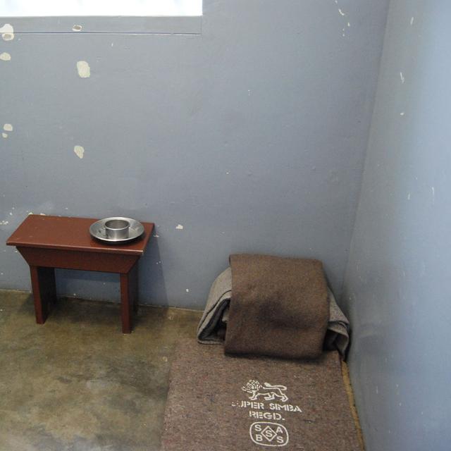 La cellule de Nelson Mandela à la prison de Robben Island. [CC BY SA (Wikipédia) - Paul Mannix]
