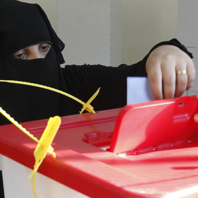 Une femme vote dans la ville de Benghazi en Libye le 7 juillet 2012. [Mohammed Abed]