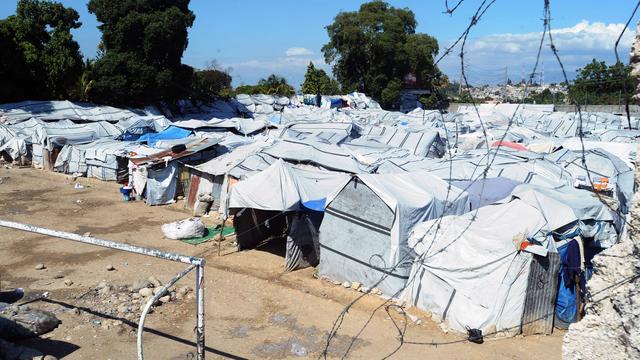 Des tentes à Port-au-Prince le 10 janvier 2012, deux ans après le séisme qui a fait plus de 200'000 morts. [Thony Belizaire]