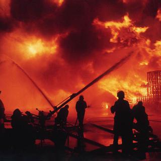 L'incendie de l'usine Sandoz à Schweizerhalle, le 1er novembre 1986. [Silvio Mettler]