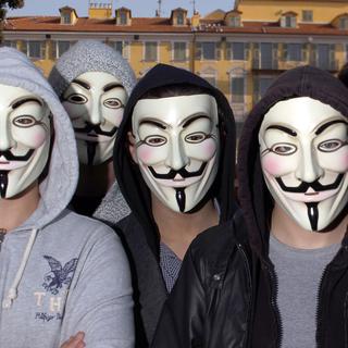 Manifestants portant le masque d'Anonymous. [Valery Hache]