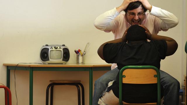 Un psychomotricien travaille avec un enfant autiste. [AFP - FRANCK FIFE]