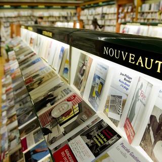 Les prix des livres font débat en Suisse. [Jean-Christophe Bott]