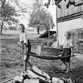 Garçons au travail, Établissement de Sonnenberg, Kriens, 1944 [FFV, Kunstmuseum Bern, Dep. GKS. - Paul Senn]