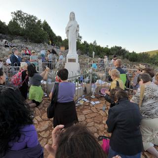 Pèlerins aux pieds de la statue de la Vierge, le 25 juin 2011 à Medjugorje. [Elvis Barukcic]
