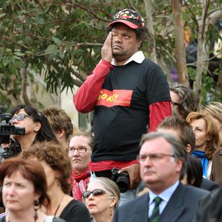 Un aborigène essuie une larme pendant les excuses à son peuple faites par le premier ministre Kevin Rudd, le 13 février 2008. [William West]