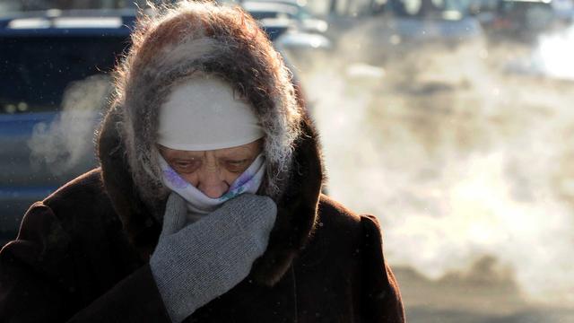 Vieille femme dans les rues de Minsk le 2 février 2012. [Victor Drachev]