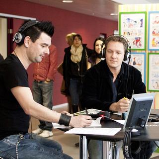 Duja et Vincent Kucholl dans le hall de la Tour RTS à Genève, le 7 mars 2012. [Anne Kearney]