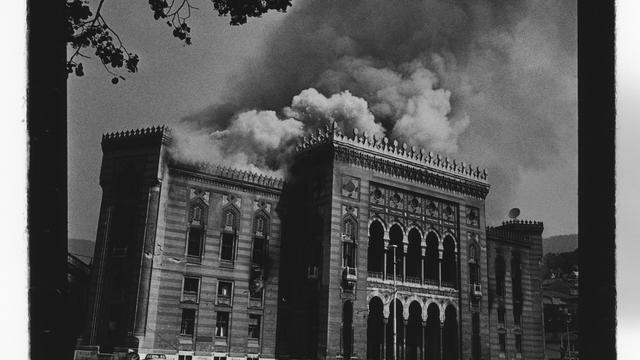 Destruction de la bibliothèque nationale et universitaire de Bosnie-Herzégovine à Vijecnica. [Milomir Kovacevic.]