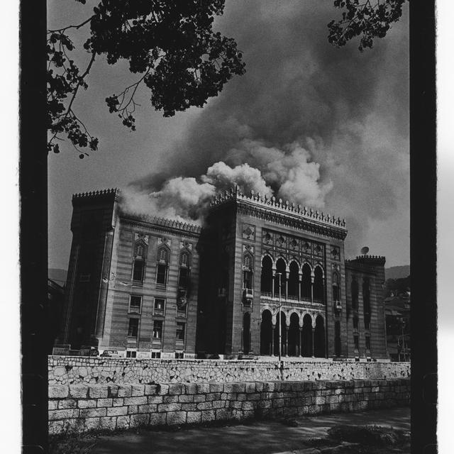 Destruction de la bibliothèque nationale et universitaire de Bosnie-Herzégovine à Vijecnica. [Milomir Kovacevic.]