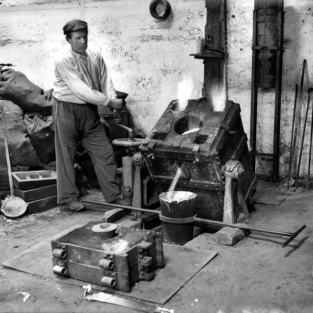 Ouvriers dans une fonderie d'aluminium en 1911. [Boyer / Roger-Viollet]