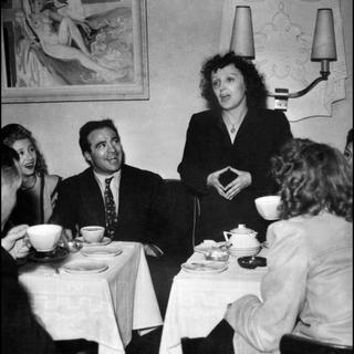 Marcel Cerdan écoute chanter Edith Piaf dans un café parisien en 1947.