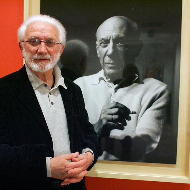 Le photographe français Lucien Clergue devant sa photographie de Picasso. [Bernd Thissen]