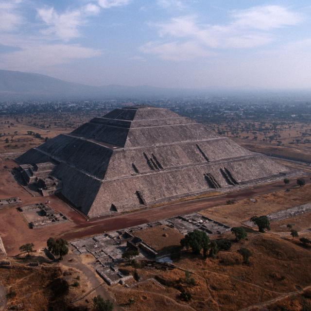 Vue aérienne de la pyramide du soleil de Teotihuacan. [Guido Alberto Rossi]
