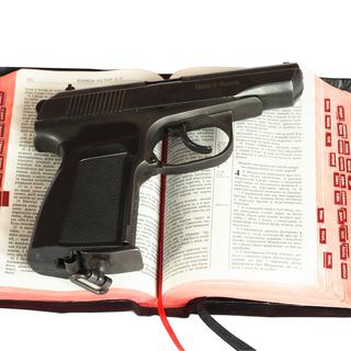 Bible et pistolet, un antagonisme, et pourtant.... [Pakhay Oleksandr]