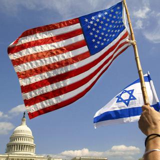 Drapeau américain et israélien devant le Capitole à Washington. [Kevin Lamarque]
