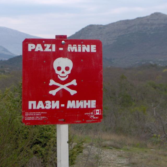 Panneau de prévention contre les mines. Photographié en Bosnie-Herzégovine. [CC-BY-SA - Adrian Monk]