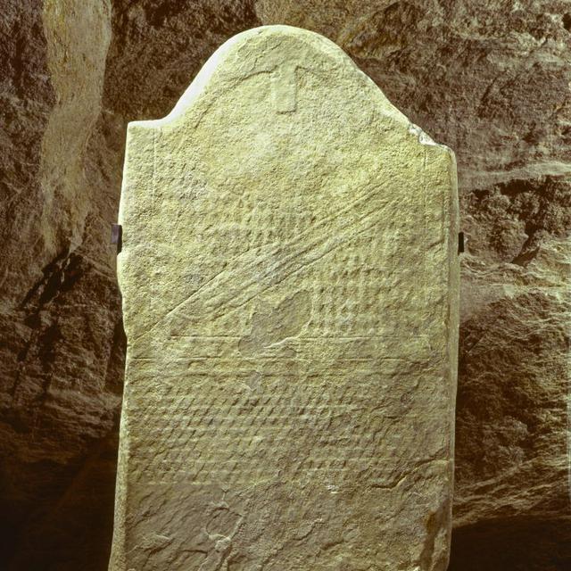 Stèle anthropomorphe n°25, Sion, nécropole du Petit-Chasseur , Néolithique. [Musées cantonaux du Valais - H. Preisig]