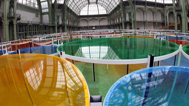 "Excentrique(s), travail in situ", une installation de l'artiste français Daniel Buren au sein de la Monumenta 2012. [François Guillot]